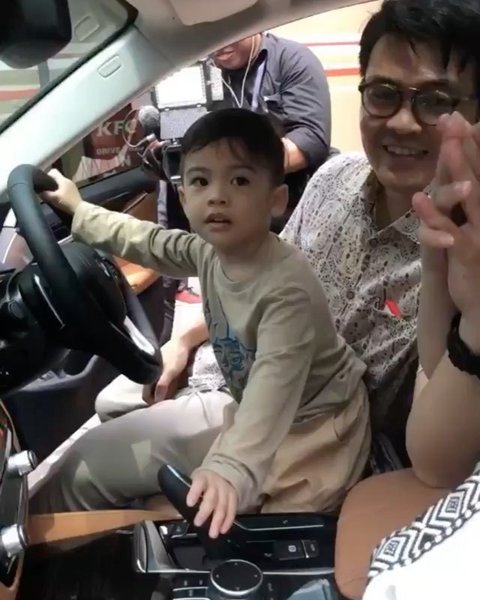 Tya dan anaknya tampak sangat bahagia saat menerima hadiah mobil ini, yang kini dijual. Tya bahkan tak henti-hentinya mencium tangan suaminya sebagai ungkapan terima kasih.