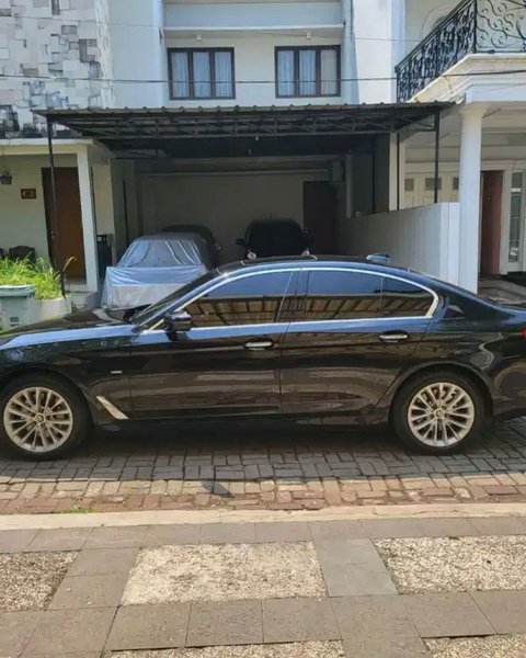 Mobil ini merupakan BMW seri 530i G30 Luxury keluaran 2019 dengan warna hitam on cognac, dilengkapi fitur parkir otomatis dan sunroof.