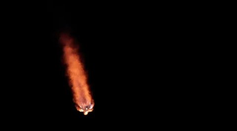 Roket milik SpaceX, Falcon 9 meluncur dari Pad 39-A di Pusat Antariksa Kennedy di Cape Canaveral, Florida, Sabtu (30/5/2020). Roket itu membawa pesawat luar angkasa Crew Dragon beserta awakny