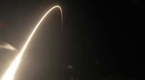 Roket milik SpaceX, Falcon 9 meluncur dari Pad 39-A di Pusat Antariksa Kennedy di Cape Canaveral, Florida, Sabtu (30/5/2020). Roket itu membawa pesawat luar angkasa Crew Dragon beserta awakny