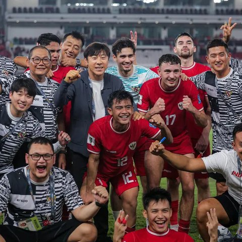 Para pemain starting XI Timnas Indonesia (dari kiri) Ragnar Oratmangoen, Rafael Struick, Marselino Ferdinan, Rizky Ridho dan Sandy Walsh berbaris menyanyikan lagu kebangsaan Indonesia Raya