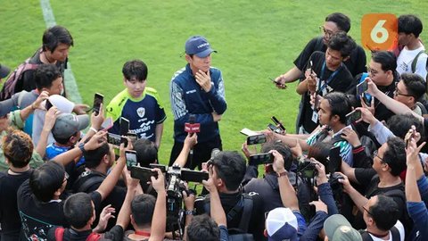 Pelatih kepala Timnas Indonesia, Shin Tae-yong saat memimpin sesi latihan skuad Timnas Indonesia di Stadion Madya, Senayan, Jakarta, Minggu (8/9/2024) sore jelang menghadapi Australia pada