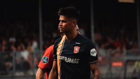 Pemain FC Twente, Sam Lammers, mencetak gol ke gawang Manchester United pada matchday 1 Liga Europa 2024/2025 di Old Trafford, Kamis (26/9/2024) dini hari WIB. (AP Photo/Dave Thompson)