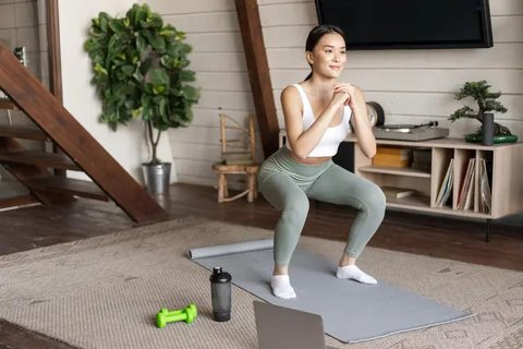 Ilustrasi pilates di dalam rumah. (Foto: Unsplash/Dane Wetton)