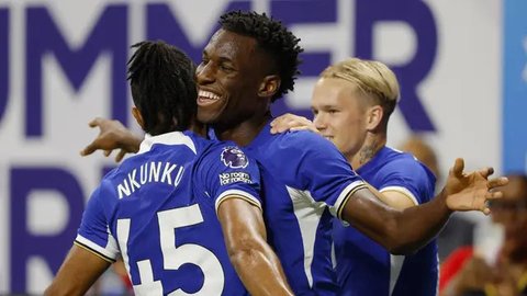 Noni Madueke, Cole Palmer, dan Nicolas Jackson sempat berebut untuk mendang penalti dalam laga melawan Everton, Selasa (16/3/2024). (AFP/Darren Staples)