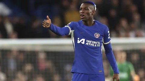 Noni Madueke, Cole Palmer, dan Nicolas Jackson sempat berebut untuk mendang penalti dalam laga melawan Everton, Selasa (16/3/2024). (AFP/Darren Staples)