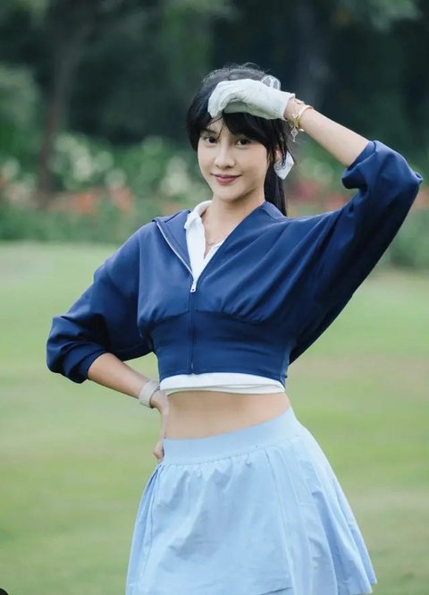 Beberapa waktu lalu Anya tampil dengan gaya potongan rambut layer dan berponi. Penampilannya yang lebih fresh dan playful.  [Foto: Instagram/ Anya Geraldine]
