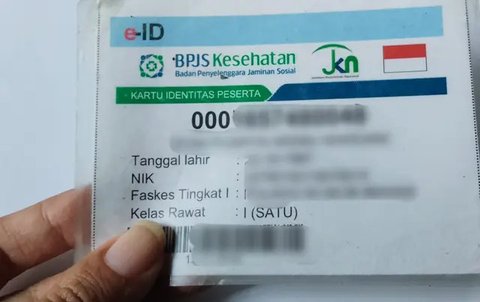 Presiden Joko Widodo (tengah) berfoto bersama para pekerja usai penyerahan Kartu Indonesia Sehat (KIS) untuk pekerja di PT Dok dan Perkapalan Kodja Bahari, Cilincing, Jakarta, Selasa (28/4/20