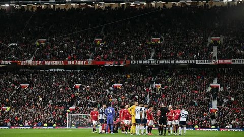 Gelandang Manchester United, Bruno Fernandes, bersama rekan setimnya, Alejandro Garnacho, melakukan protes terhadap wasit Chris Kavanagh, setelah pemain asal Portugal itu dikartu merah dalam