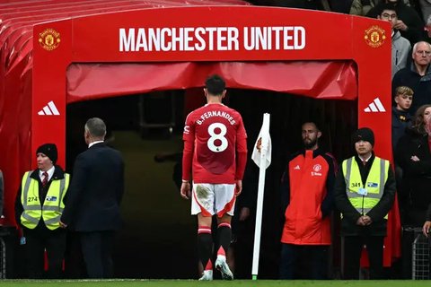 Gelandang Manchester United, Bruno Fernandes, bersama rekan setimnya, Alejandro Garnacho, melakukan protes terhadap wasit Chris Kavanagh, setelah pemain asal Portugal itu dikartu merah dalam