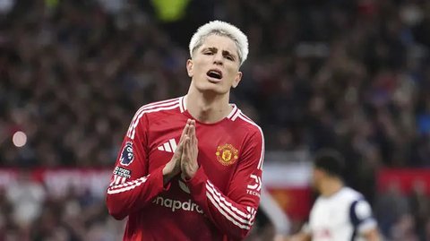 Gelandang Manchester United, Bruno Fernandes, bersama rekan setimnya, Alejandro Garnacho, melakukan protes terhadap wasit Chris Kavanagh, setelah pemain asal Portugal itu dikartu merah dalam