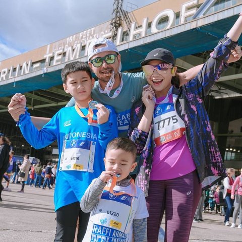 Tidak hanya Raffi Ahmad dan Nagita Slavina, Rafathar dan Rayyanza juga ikut serta dalam ajang olahraga tersebut, dengan bangga memamerkan nomor dada mereka saat foto bersama.<br><br>