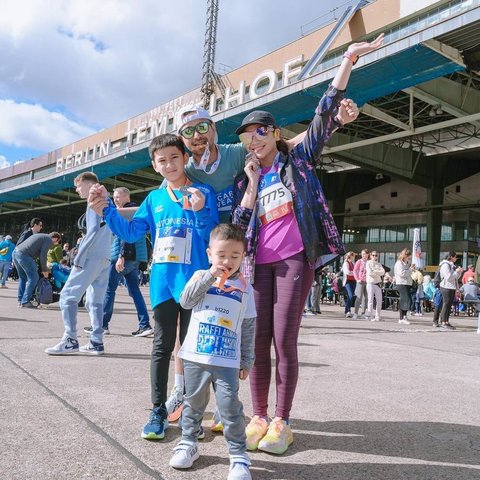 Rafathar dan Rayyanza ikut dalam marathon untuk kategori anak-anak usia nol hingga sepuluh tahun dengan jarak lari mulai dari 200 hingga 1000 meter.