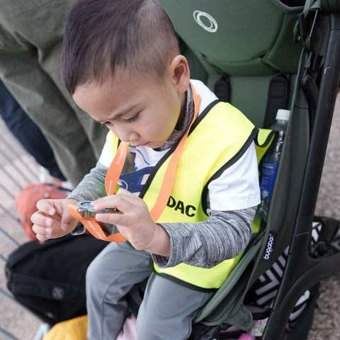 Rayyanza, yang sejak awal dikenal sangat bersemangat untuk ikut marathon, tampak tak henti-hentinya memperhatikan medali yang baru didapatkannya.<br><br>