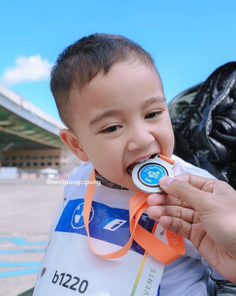 Salah satu pose Rayyanza yang paling mencuri perhatian adalah saat balita yang akrab disapa Cipung ini menggigit medalinya, meniru gaya atlet profesional.<br><br>