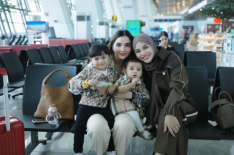 Aurel terpantau berangkat lebih awal ke Bangkok bersama rombongan Ashanty, sementara Atta masih menyelesaikan pekerjaannya di Indonesia. Di bandara, Aurel sempat berfoto kompak dengan Ashanty.<br><br>