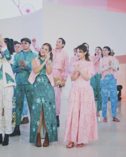 Sissy tak berjalan sendiri di catwalk, karena ada Vanesha Prescilla, sang adik yang turut melenggang bersamanya. Vanesha pun tak kalah menawan dalam balutan gaun berwarna pink.<br><br>