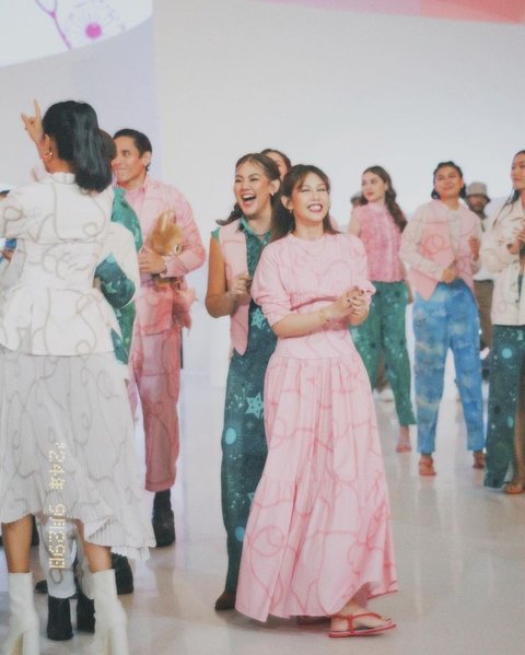 Sissy memang banyak berfokus pada keluarganya. Di momen fashion show yang digelar pada hari Sabtu itu, ia bahkan mengajak kedua anaknya karena Sabtu adalah hari khusus untuk keluarga.<br><br>