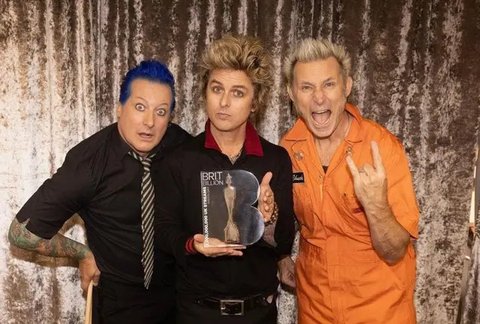 Personel grup band Green Day Tr Cool (kiri), Billie Joe Armstrong, dan Mike Dirnt tampil di Metro, Chicago, Amerika Serikat, 29 Juli 2022. (Photo by Amy Harris/Invision/AP)