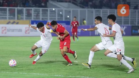 Kiper Timnas Indonesia U-20, Ikram Algiffari, menangkap bola saat melawan Yaman U-20 dalam laga ketiga Grup F Kualifikasi Piala Asia U-20 2025 yang digelar di Stadion Madya, Jakarta, Minggu (