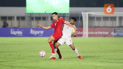 Kiper Timnas Indonesia U-20, Ikram Algiffari, menangkap bola saat melawan Yaman U-20 dalam laga ketiga Grup F Kualifikasi Piala Asia U-20 2025 yang digelar di Stadion Madya, Jakarta, Minggu (