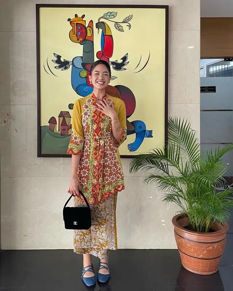 Selalu menarik untuk melihat penampilan dari Rania Yamin sang pelestari kebaya. Di acara Istana Berkebaya, Rania memilih kebaya encim super cantik berwarna mustard dengan bordir flora yang pe
