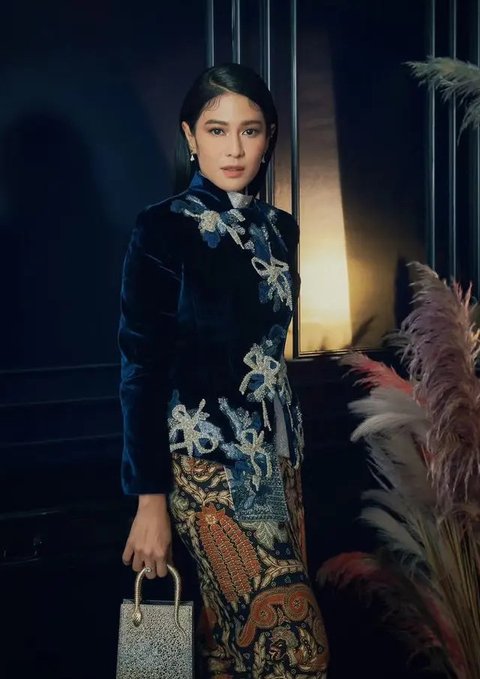 Selalu menarik untuk melihat penampilan dari Rania Yamin sang pelestari kebaya. Di acara Istana Berkebaya, Rania memilih kebaya encim super cantik berwarna mustard dengan bordir flora yang pe