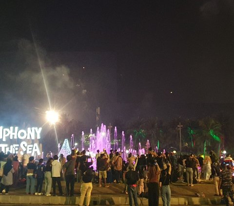 Pesta Kembang Api Ramaikan Suasana Tahun Baru di Ancol