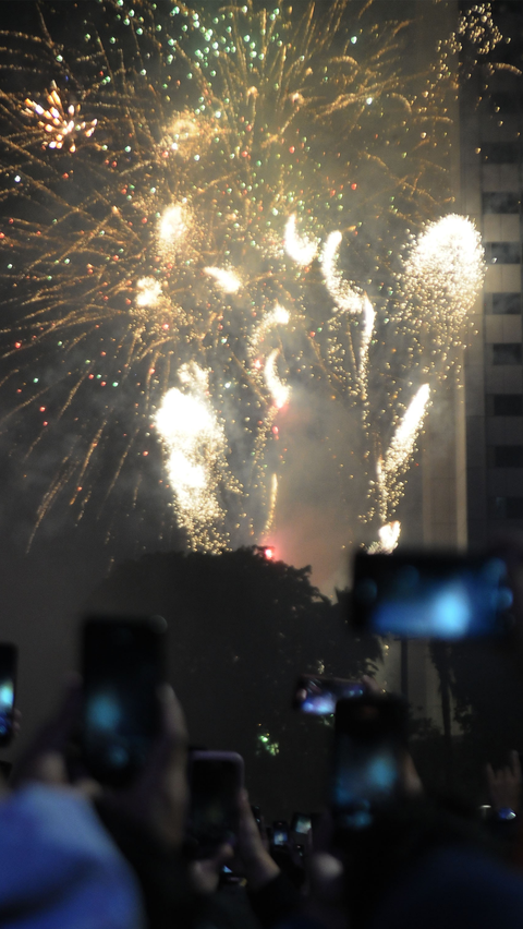 Malam perayaan Tahun Baru 2024 di Bundaran HI, Jakarta, Senin (1/1/2024). Pemerintah Provinsi (Pemprov) DKI Jakarta menggelar acara &ldquo;Malam Muda Mudi&rdquo; di Jakarta Kota Global sebagai perekatan kebersamaan masyarakat Jakarta yang heterogen.