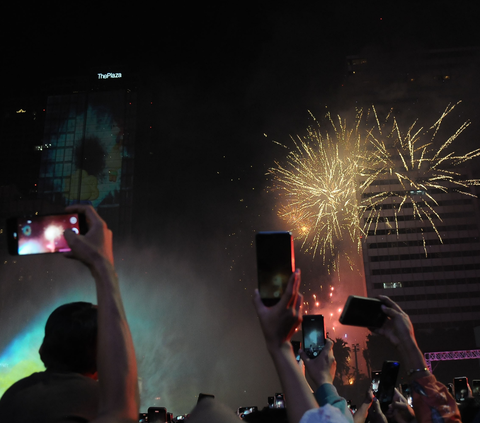 Malam perayaan Tahun Baru 2024 di Bundaran HI, Jakarta, Senin (1/1/2024) berlangsung meriah dengan sejumlah pertunjukan spektakuler yang dihadirkan selama acara pergantian malam dari tahun 2023 menuju 2024.