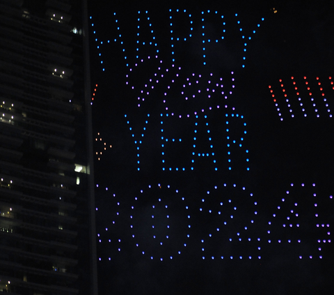 Malam perayaan Tahun Baru 2024 di Bundaran HI, Jakarta, Senin (1/1/2024). Pemerintah Provinsi (Pemprov) DKI Jakarta menggelar acara &ldquo;Malam Muda Mudi&rdquo; di Jakarta Kota Global sebagai perekatan kebersamaan masyarakat Jakarta yang heterogen.