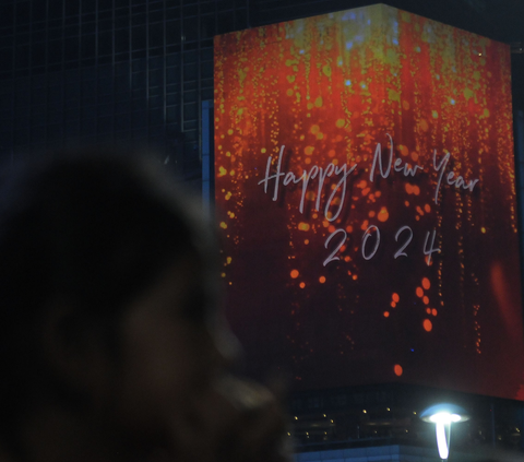 WNA Ngadu Kecopetan saat Rayakan Tahun Baru di Bundaran HI, Reaksi Satpol PP Bikin Kesal