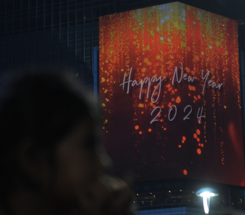 Malam perayaan Tahun Baru 2024 di Bundaran HI, Jakarta, Senin (1/1/2024). Pemerintah Provinsi (Pemprov) DKI Jakarta menggelar acara &ldquo;Malam Muda Mudi&rdquo; di Jakarta Kota Global sebagai perekatan kebersamaan masyarakat Jakarta yang heterogen.