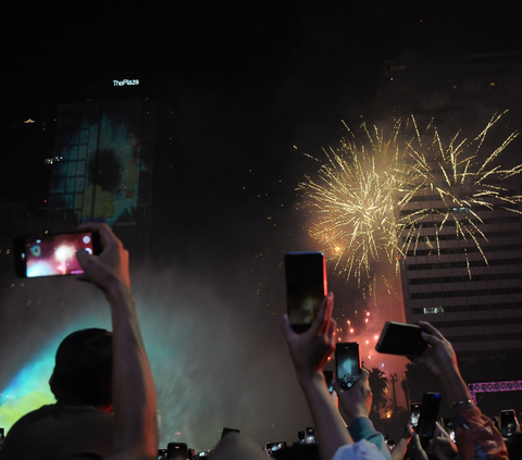 Malam perayaan Tahun Baru 2024 di Bundaran HI, Jakarta, Senin (1/1/2024). Pemerintah Provinsi (Pemprov) DKI Jakarta menggelar acara &ldquo;Malam Muda Mudi&rdquo; di Jakarta Kota Global sebagai perekatan kebersamaan masyarakat Jakarta yang heterogen.