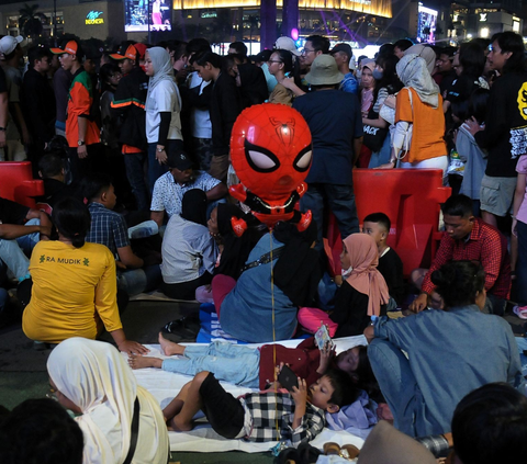 Suasana keramaian di kawasan Bundaran HI saat perayaan malam pergantian Tahun Baru 2024 di Jakarta, Minggu (31/12/2023).<br>