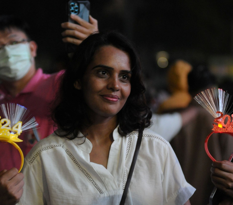 FOTO: Ragam Ekspresi dan Antusiasme Warga di Malam Puncak Perayaan Tahun Baru 2024 di Bundaran HI
