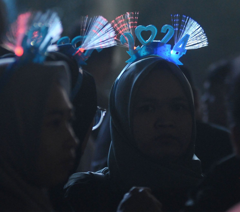 FOTO: Ragam Ekspresi dan Antusiasme Warga di Malam Puncak Perayaan Tahun Baru 2024 di Bundaran HI