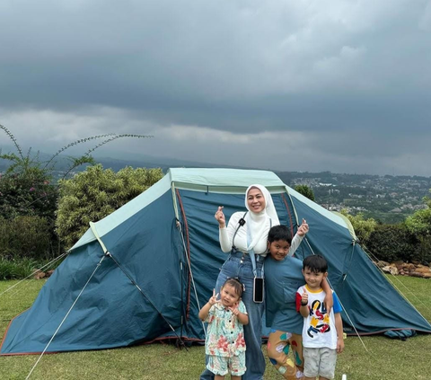 Potret Shanty Denny Liburan Tahun Baru di Puncak, Seru Banget Bikin Tenda