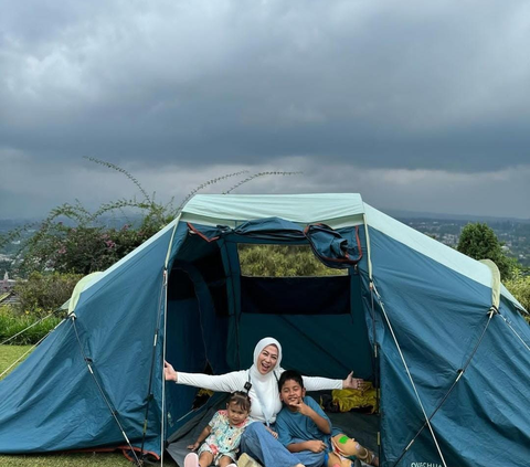 Potret Shanty Denny Liburan Tahun Baru di Puncak, Seru Banget Bikin Tenda