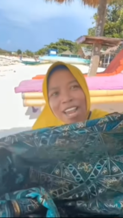 Fasih Tiga Bahasa Asing, Penjual Sarung di Lombok Ini jadi Sorotan