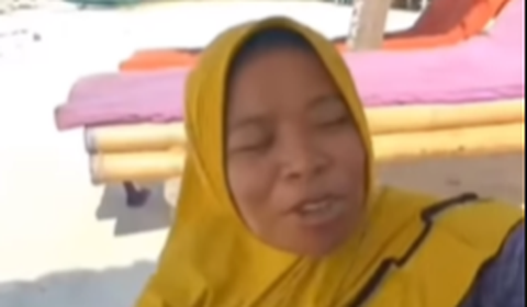 Dalam video singkat tersebut, penjual sarung berhijab kuning menawarkan dagangannya. 