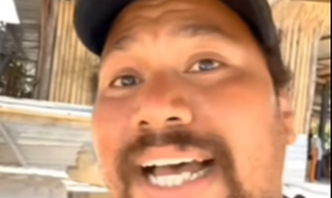 Fasih Tiga Bahasa Asing, Penjual Sarung di Lombok Ini jadi Sorotan