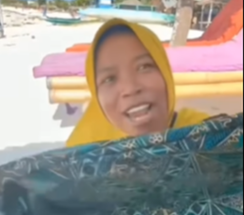 Fasih Tiga Bahasa Asing, Penjual Sarung di Lombok Ini jadi Sorotan