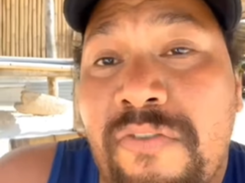 Fasih Tiga Bahasa Asing, Penjual Sarung di Lombok Ini jadi Sorotan