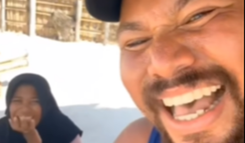 Fasih Tiga Bahasa Asing, Penjual Sarung di Lombok Ini jadi Sorotan