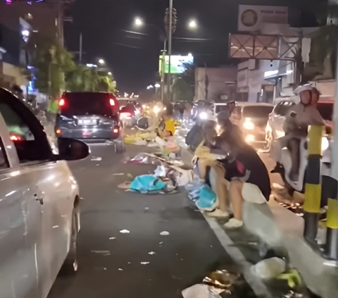 Sad, Yogyakarta's Tugu Area Becomes a Sea of Trash During New Year's Eve