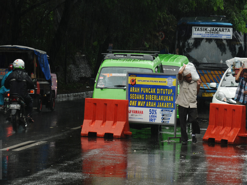 Sejumlah kendaraan terlihat berhenti jelang perempatan Gadog, Bogor, Senin (8/2/2016). Untuk mencegah kemacetan pasca libur panjang Tahun Baru Imlek 2016, Polres Bogor menerapkan buka tutup di jalur menuju puncak. (Liputan6.com/Helmi Fithriansyah)