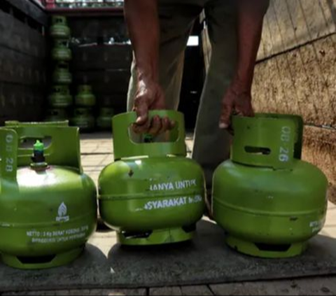 Pekerja melakukan bongkar muat tabung gas LPG 3kg di Kawasan Tangerang, Banten, Rabu (9/8/2023). (Liputan6.com/Angga Yuniar)