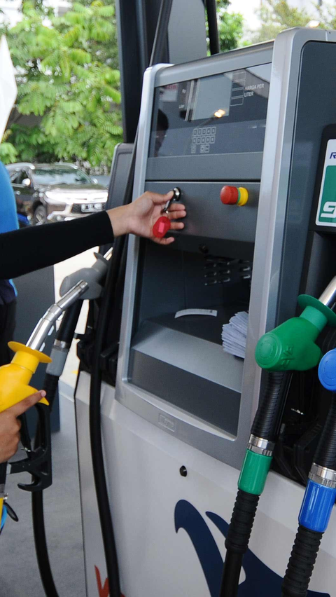 Selanjutnya Revvo 95 sebelumnya Rp14.900 per liter kini turun di angka Rp14.000 per liter atau turun Rp900 per liter.