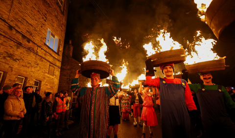 Negara-negara di seluruh dunia telah merayakan malam pergantian tahun 2023 menuju 2024 dengan penuh semarak dan kegembiraan. Dari pesta kembang api yang spektakuler hingga perayaan budaya yang unik ini telah menawarkan pengalaman tak terlupakan bagi semua orang yang menyaksikan. Berikut adalah beberapa negara dengan perayaan pesta malam Tahun Baru 2024 yang menarik perhatian: